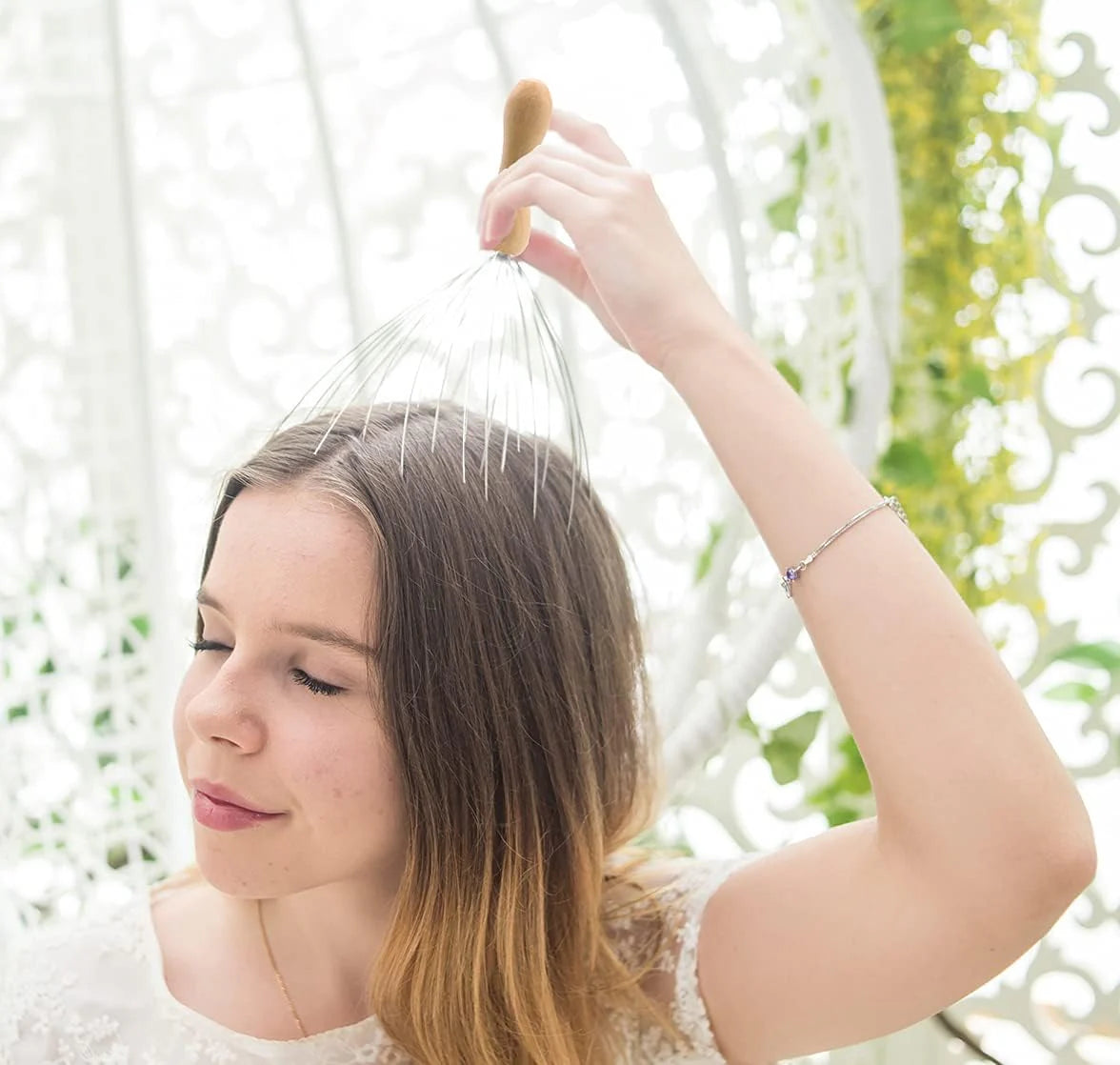 32 Fingers Head Massager, Head Scratcher Scalp Massager for Scalp Body Relaxing Wood Handle (1 Pack)